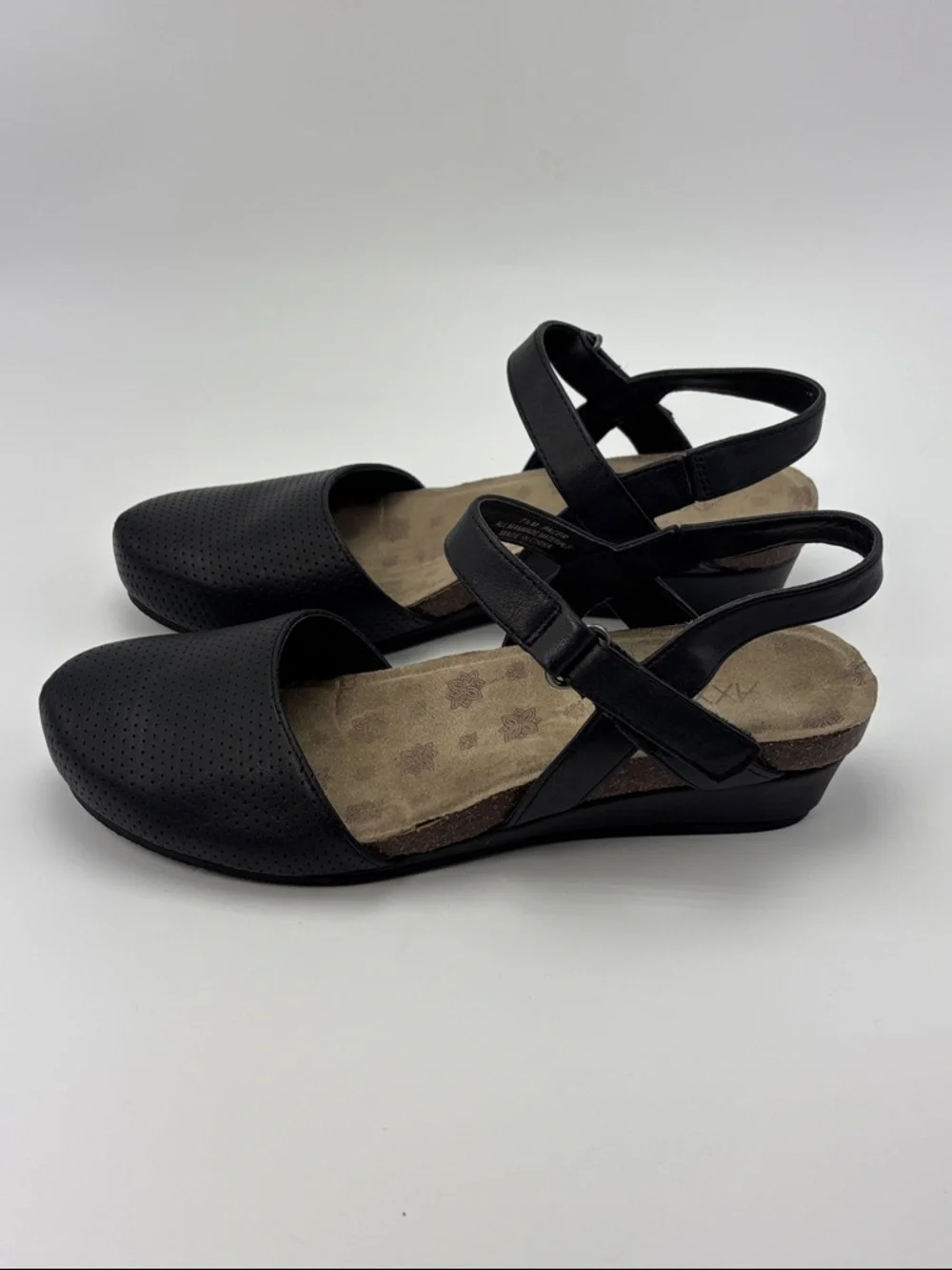 Axxiom Pacer Mary Jane Wedge Shoes - size‎ 7.5